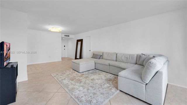 18041 Biscayne Blvd 202, Aventura, FL 33160