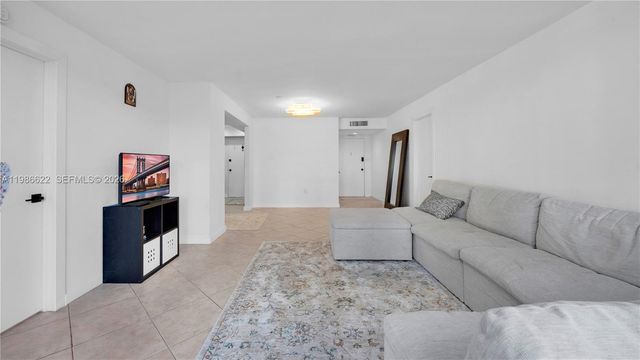 18041 Biscayne Blvd 202, Aventura, FL 33160