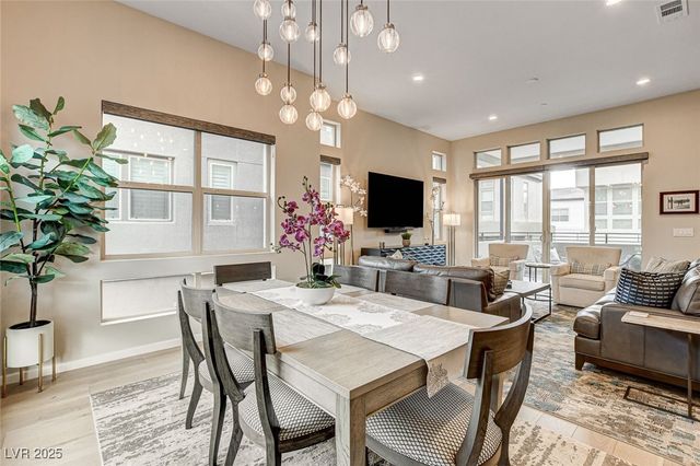 658 Spotted Falcon Street, Las Vegas, NV 89138