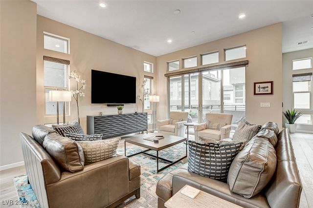 658 Spotted Falcon Street, Las Vegas, NV 89138