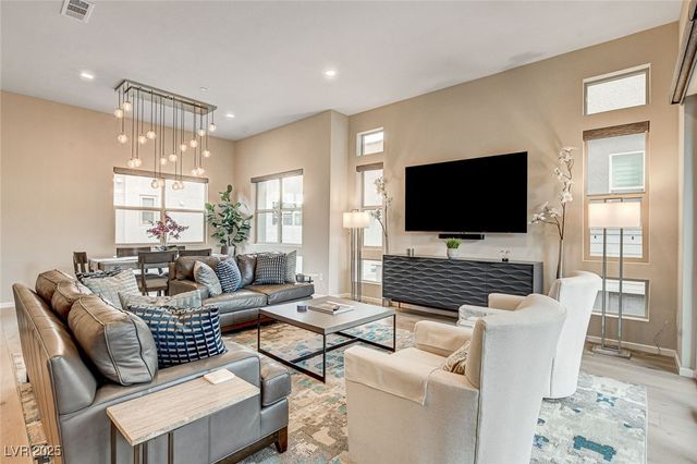 658 Spotted Falcon Street, Las Vegas, NV 89138