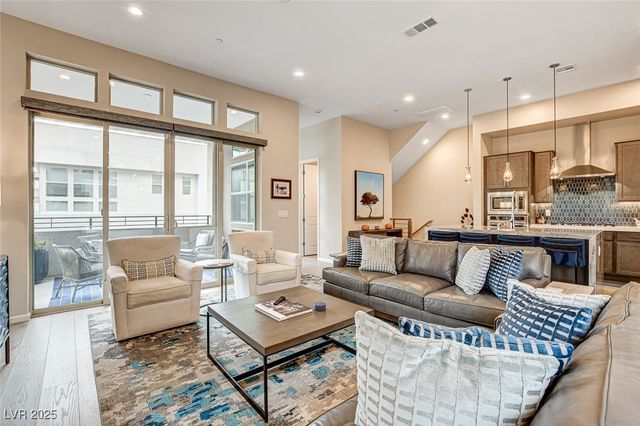 658 Spotted Falcon Street, Las Vegas, NV 89138