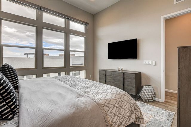 658 Spotted Falcon Street, Las Vegas, NV 89138