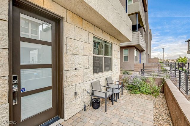 658 Spotted Falcon Street, Las Vegas, NV 89138