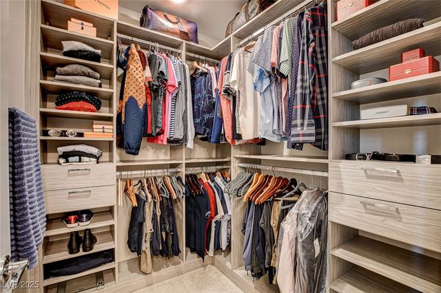 658 Spotted Falcon Street, Las Vegas, NV 89138