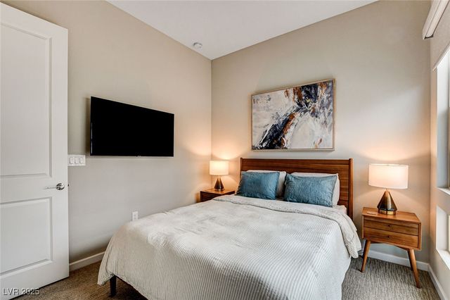 658 Spotted Falcon Street, Las Vegas, NV 89138