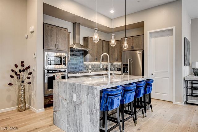 658 Spotted Falcon Street, Las Vegas, NV 89138