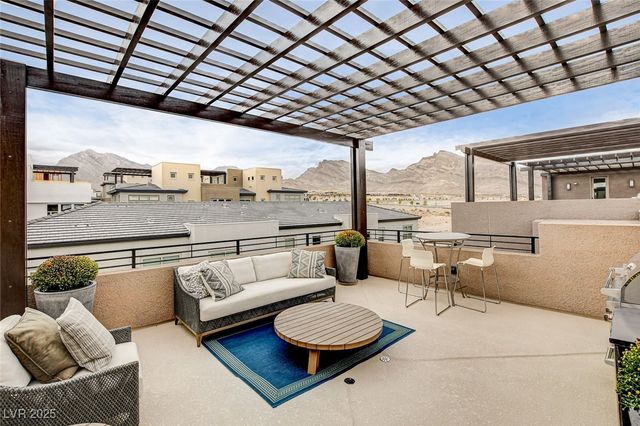 658 Spotted Falcon Street, Las Vegas, NV 89138