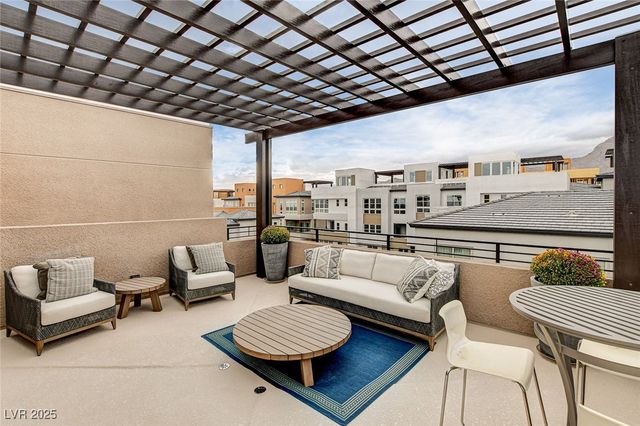 658 Spotted Falcon Street, Las Vegas, NV 89138