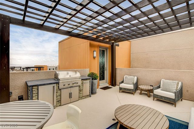 658 Spotted Falcon Street, Las Vegas, NV 89138