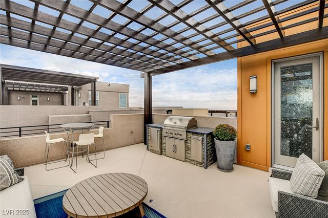 658 Spotted Falcon Street, Las Vegas, NV 89138