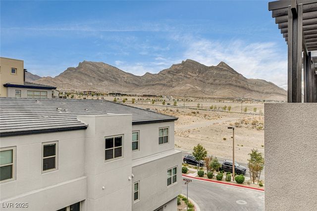 658 Spotted Falcon Street, Las Vegas, NV 89138