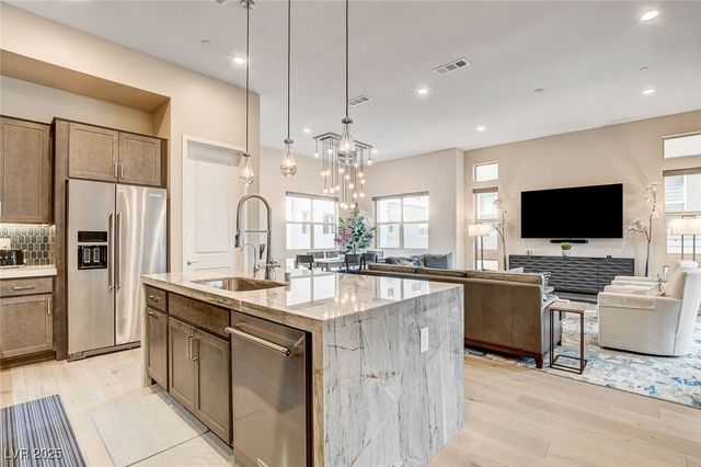 658 Spotted Falcon Street, Las Vegas, NV 89138