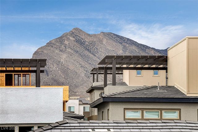 658 Spotted Falcon Street, Las Vegas, NV 89138