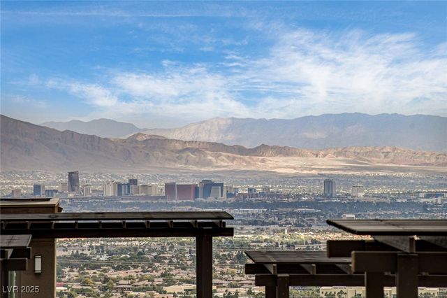 658 Spotted Falcon Street, Las Vegas, NV 89138