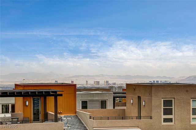 658 Spotted Falcon Street, Las Vegas, NV 89138