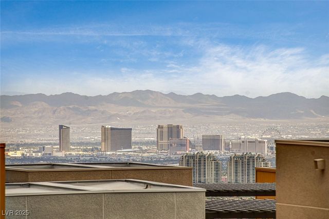 658 Spotted Falcon Street, Las Vegas, NV 89138