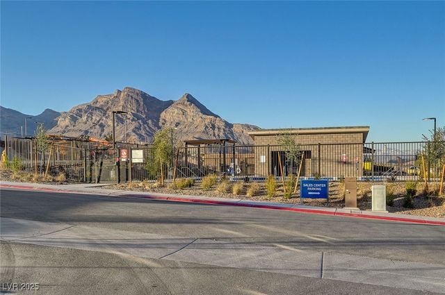 658 Spotted Falcon Street, Las Vegas, NV 89138