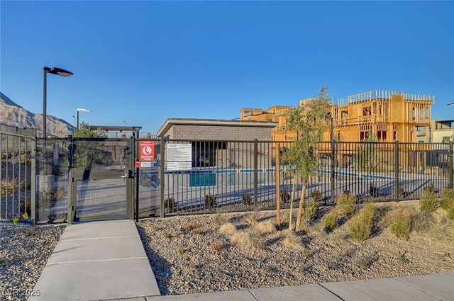 658 Spotted Falcon Street, Las Vegas, NV 89138