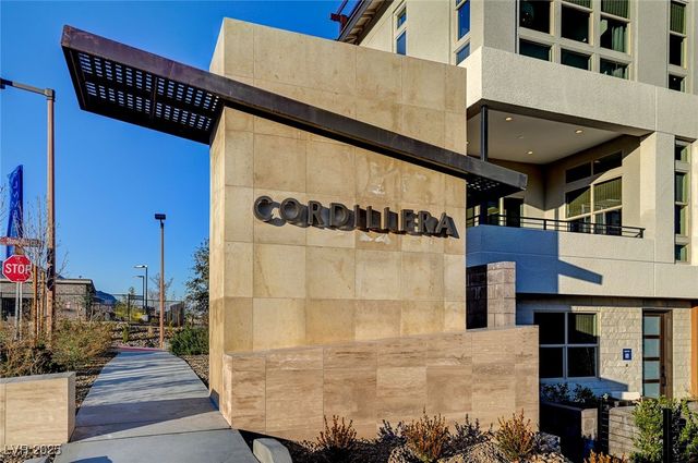 658 Spotted Falcon Street, Las Vegas, NV 89138