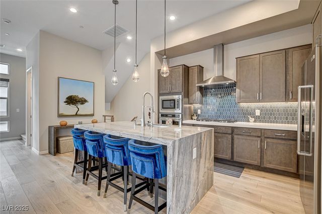 658 Spotted Falcon Street, Las Vegas, NV 89138