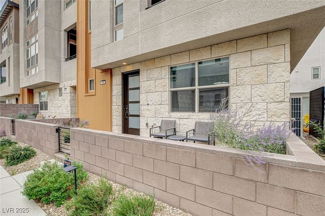 658 Spotted Falcon Street, Las Vegas, NV 89138