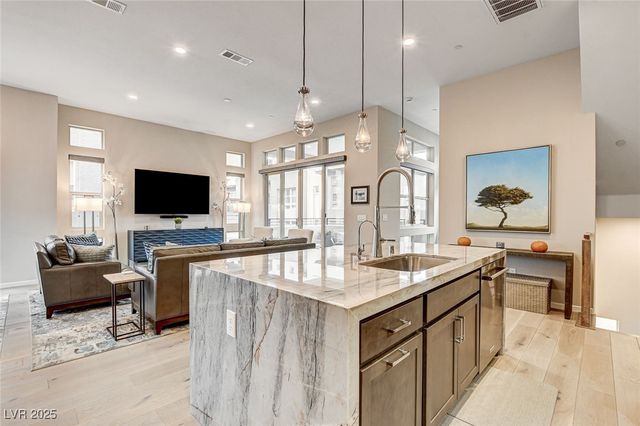 658 Spotted Falcon Street, Las Vegas, NV 89138