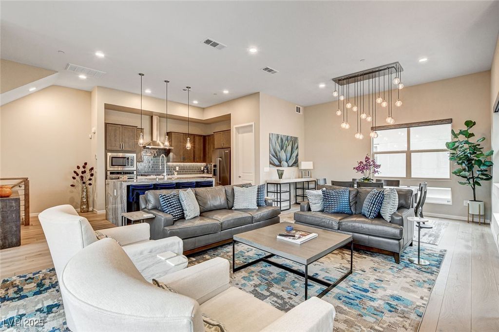 658 Spotted Falcon Street, Las Vegas, NV 89138