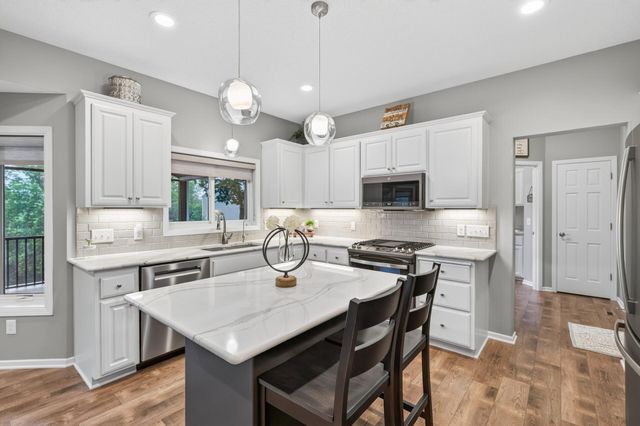 8939 Heatherton Ridge Drive, Savage, MN 55378