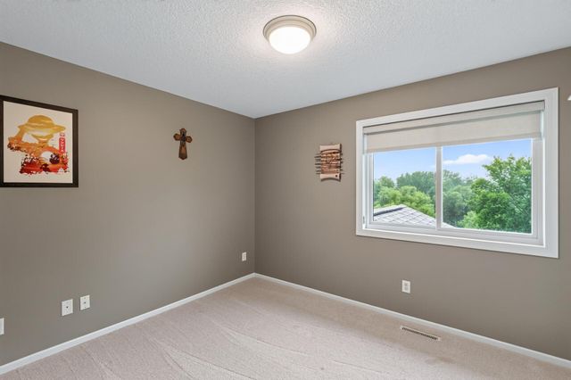 8939 Heatherton Ridge Drive, Savage, MN 55378