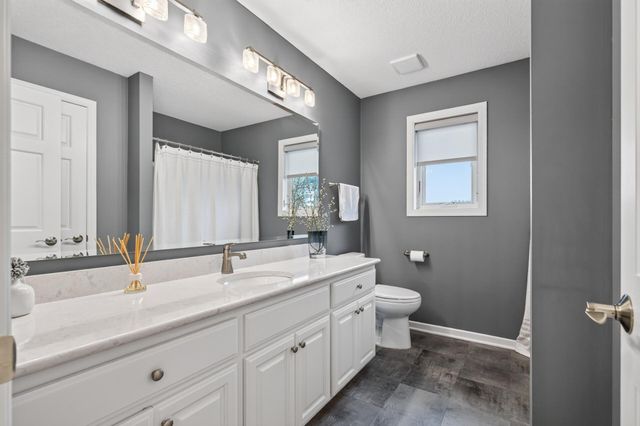 8939 Heatherton Ridge Drive, Savage, MN 55378