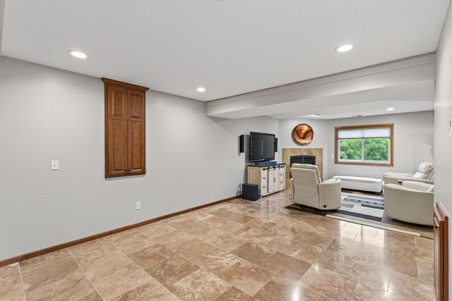 8939 Heatherton Ridge Drive, Savage, MN 55378