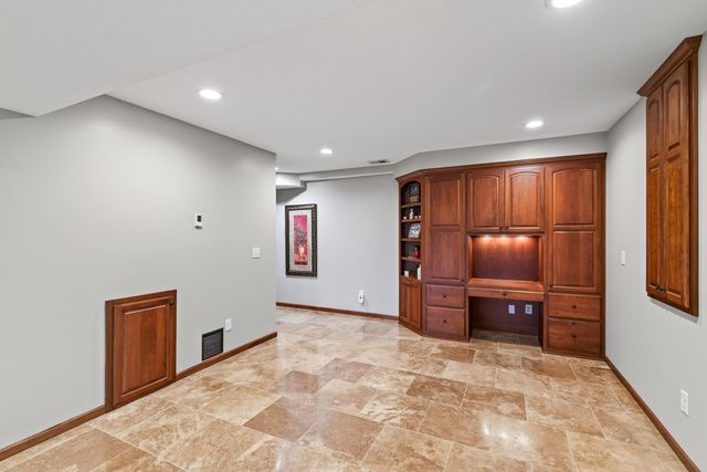 8939 Heatherton Ridge Drive, Savage, MN 55378