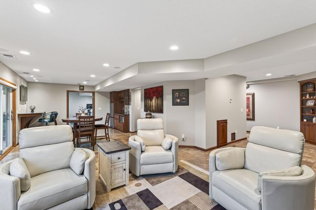 8939 Heatherton Ridge Drive, Savage, MN 55378