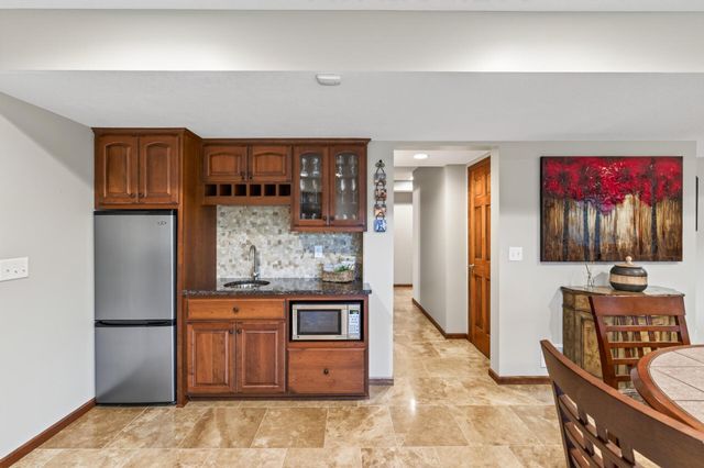 8939 Heatherton Ridge Drive, Savage, MN 55378
