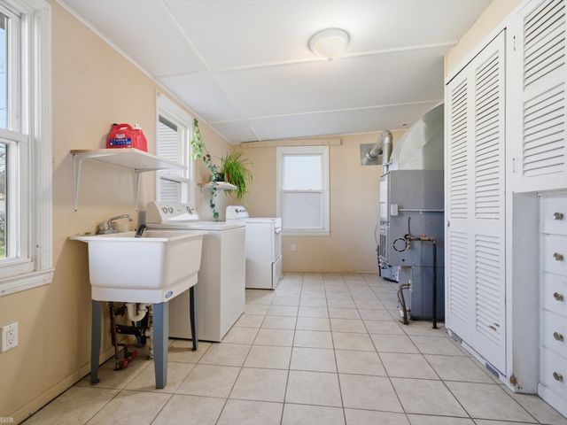 85 E Kalama Avenue, Madison Heights, MI 48071
