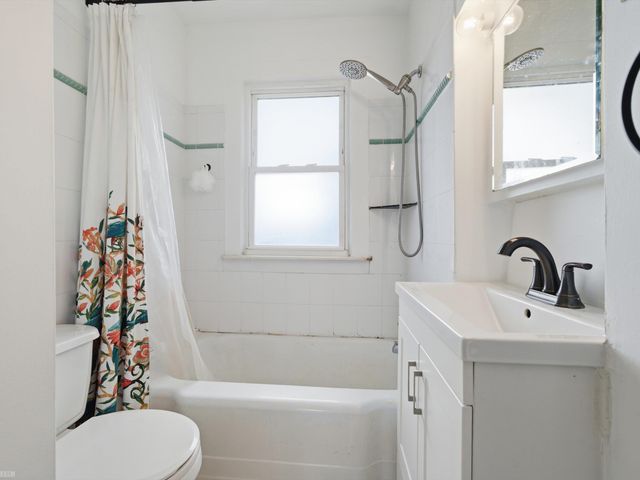 85 E Kalama Avenue, Madison Heights, MI 48071