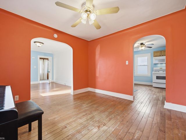 85 E Kalama Avenue, Madison Heights, MI 48071