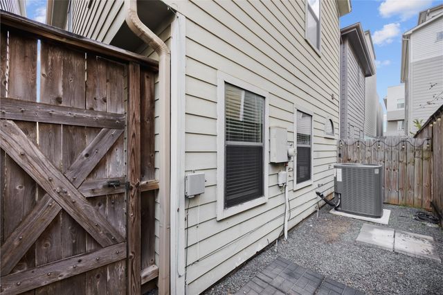 2915 Clinton Drive, Houston, TX 77020