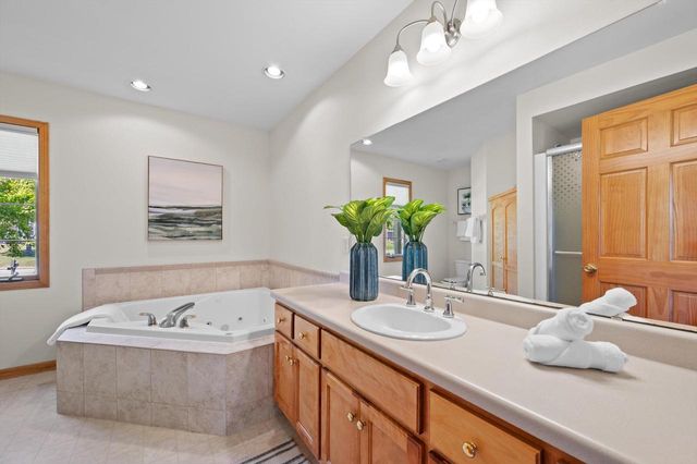 W234N7698 Grey Moss COURT, Sussex, WI 53089