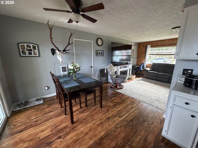 3854 VISTA Dr, North Bend, OR 97459