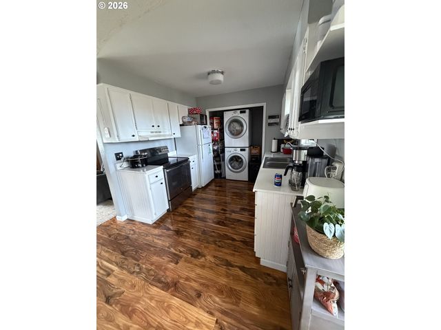 3854 VISTA Dr, North Bend, OR 97459