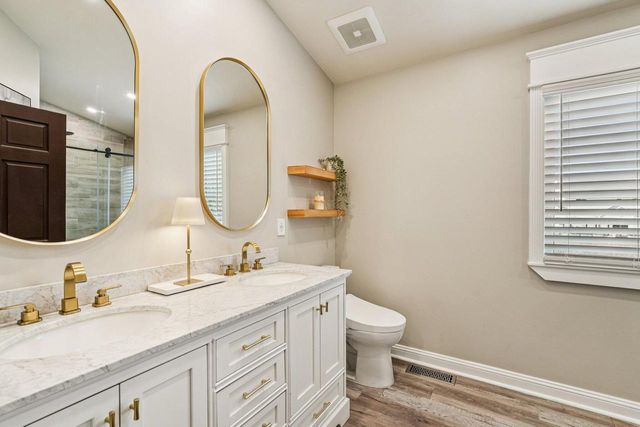 8055 S 85th STREET, Franklin, WI 53132