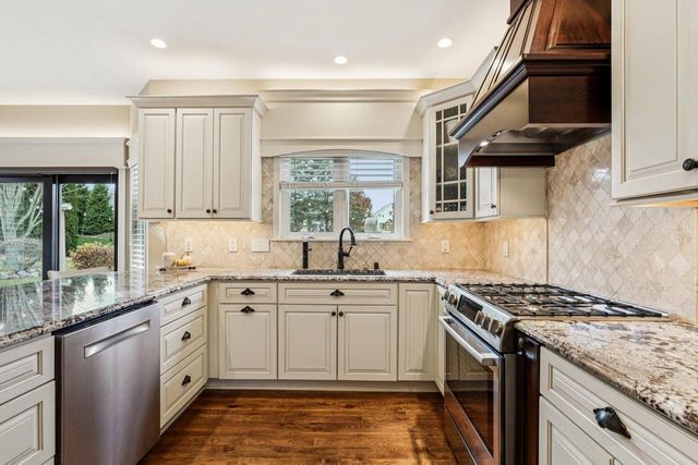 8055 S 85th STREET, Franklin, WI 53132