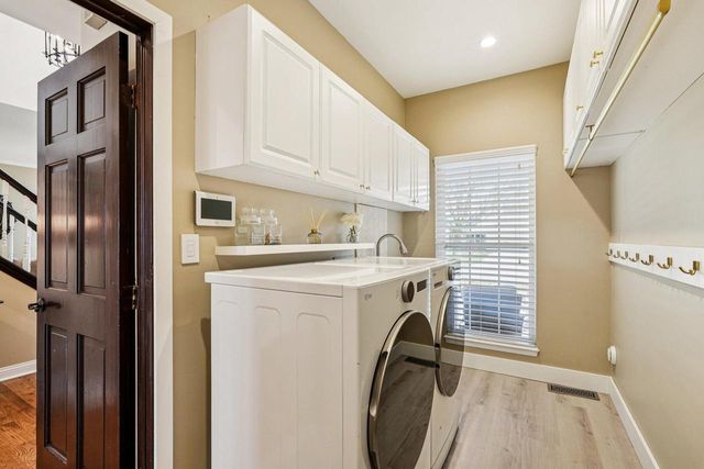 8055 S 85th STREET, Franklin, WI 53132