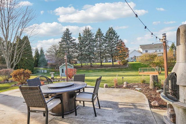 8055 S 85th STREET, Franklin, WI 53132