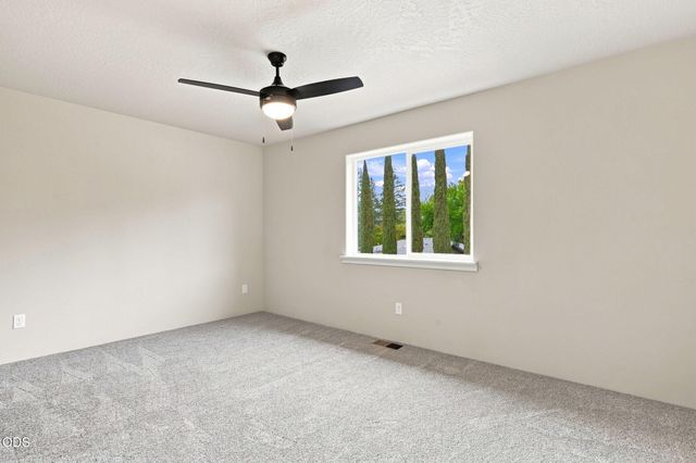 151 SE Champagne Court, Grants Pass, OR 97527