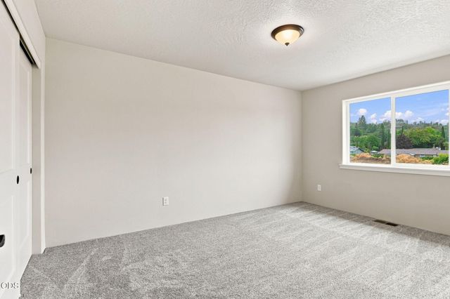 151 SE Champagne Court, Grants Pass, OR 97527