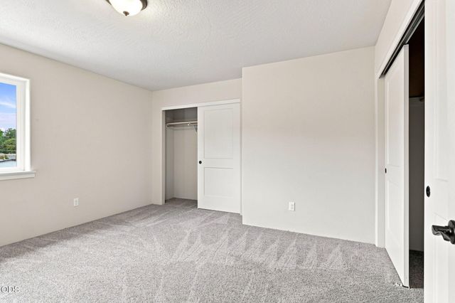 151 SE Champagne Court, Grants Pass, OR 97527