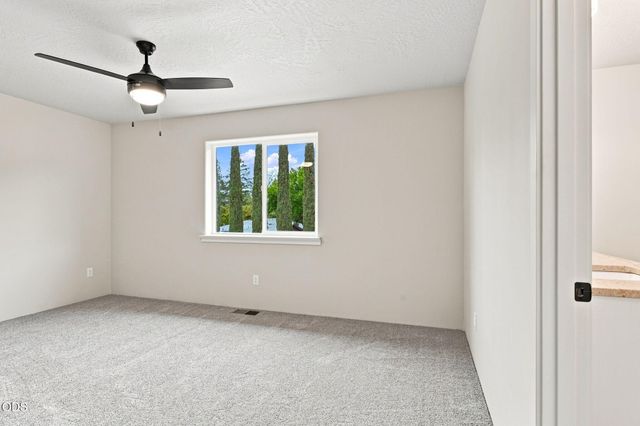 151 SE Champagne Court, Grants Pass, OR 97527
